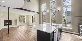 Stunning Luxury Home in Sunnyside **Move-In Special** Gallery 7