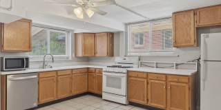 Beautiful 2 Bed, 1 Bath Garden-Level Apartment in Sunnyside! Gallery 3