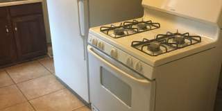 Escape Apartment Life! Downtown Cottage with yard! Gallery 4