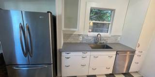 Great House in Oakland with a yard! 2 Beds, 1 Bath Gallery 6