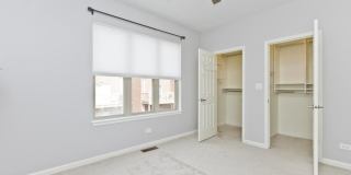 1332 N Burling Gallery 5