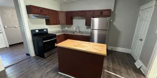 Lovely 2 Bedroom Townhome with New Kitchen with Butler's Pantry Gallery 1