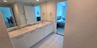 500 Brickell Ave Gallery 25