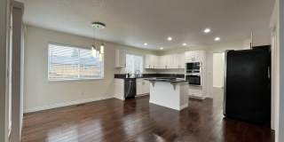 Grand 5 Bedroom Home Featuring 19ft Ceilings, Family Room & Main-Level Suite Gallery 21