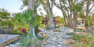 1 Bedroom Beachfront Condo, Steps away from Beach Access! Gallery 3