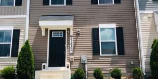 Three level townhome close to PAX Gallery 1