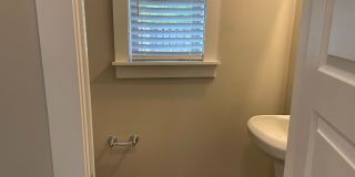 Spacious 3 bedroom home with garage and fenced backyard! Gallery 20
