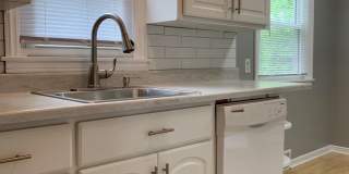 Amazing 4 Bedroom 2 Bathroom Home in Crystal! Gallery 1