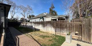 Downtown Roseville - 2 Bed, 1 Bath - Single Level Bungalow - Landscaping Included - Utilities Included! Street Parking Gallery 18