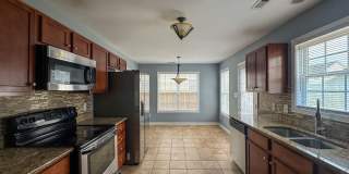 Spacious 3 Bed 2.5 Bath Home with Fenced Backyard Gallery 10