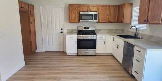 3 bedroom 2 bathroom close to shops and public transportation Gallery 1