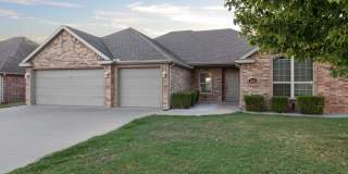 3 Bedroom, 3 Car Garage with large fenced back yard 3 Bedroom, 3 Car Garage with large fenced back yard Gallery 1