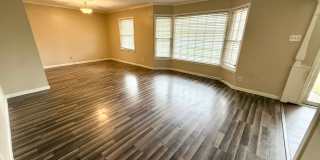 3-bed/2-bath with two living spaces! Gallery 4