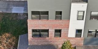 Stylish Midtown townhouse with stunning city views! Gallery 3