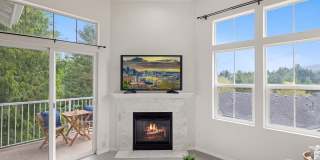 LEASED - 2 Bed/2 Bath End Unit Townhouse with Garage - Issaquah Gallery 1