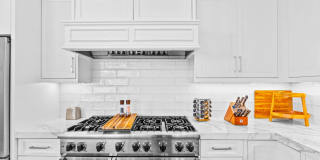 Gorgeous 3 bed 3.5 bathroom home available month to month in the highly desired city of Corona Del Mar. Gallery 19