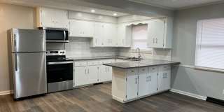 4 Bedroom with a Huge Fenced Back Yard! Gallery 7