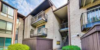 BEAUTIFUL RENOVATION! Spacious and Bright 2Bedroom/2Bath + Den - Corner Unit! Gallery 1