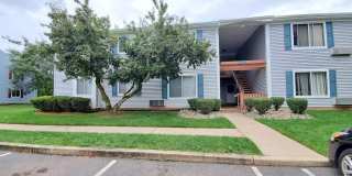 Centrally located, elegantly updated 2-bedroom & 1-bath 1st fl condo Gallery 1