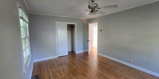 Charming Old Hickory Cottage with Vintage Character Gallery 11