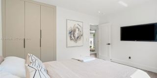 7810 Hawthorne Avenue Gallery 37