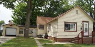 2 Bedroom / 1 Bath House in GREAT Location! Gallery 1