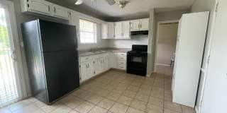 Very well kept 3 bedroom, 1.5 bath with One Car Garage and Nice Back Yard Gallery 5