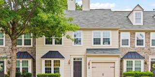 A lovely 3-bed, 2.5-bath townhome in Berewick community of South Charlotte! Gallery 1