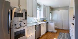 MODERN ARCHITECTURE W/ BEACH CHARM: BRIGHT & AIRY, 4BR3BA, 2-STORY HOME W/ OPEN & BRIGHT LIVING SPACE & LARGE YARD W/ DECK & JACUZZI LESS THAN A BLOCK TO LMU, CLOSE TO PARK, SHOPPING, LAX & 10 MINS TO BEACH! Gallery 15