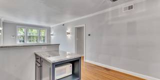 Updated Condo 3 Blocks from Metro Gallery 9