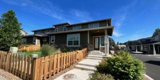 Stylish 3 Bedroom Duplex with Scenic Views and Modern Amenities: Your Perfect Redmond Retreat Gallery 1