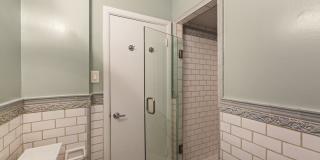 Stunning, Pet Friendly Edwardian 2BR Remodel in Prime location Gallery 30