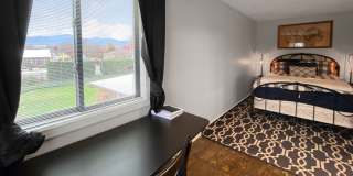 Portland Loft: Fully Furnished Loft Living with views of the golf course $300 Utility Fee Gallery 6