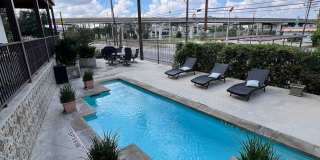 Gorgeous Condo minutes from The Pearl Gallery 22