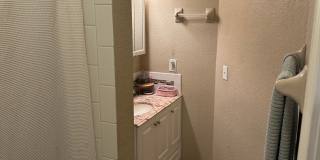 2 Bedroom, 1 Bathroom, Right side of Duplex with fenced-in backyard and 1x Car Garage Gallery 8