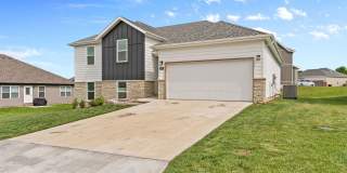 Beautiful Split Level 5 Bedroom Home - Hills of Olde Savannah Gallery 3
