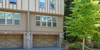 Pristine Spacious 3 Bedroom Lake Oswego Townhome | Skylights, High Ceilings, and Mt. Park Trails at your Doorstep Gallery 3