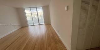 5600 Collins Avenue Gallery 18