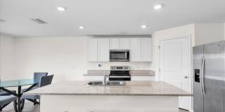 Available now in Wimauma | Spacious 5BR Home with 2,600+ Sqft Gallery 9
