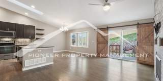 Stylish Townhouse 2bed / 2bath, 2 car garage and AC in Gated Community Near Powers Corridor Gallery 4