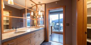 Luxurious multi-level penthouse condo - Flats Westbank Gallery 12