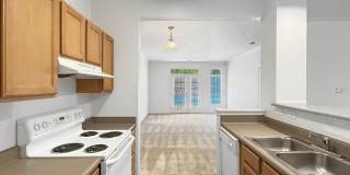 Grand Lakeside Escape: Spacious 3-Bedroom Retreat in Lakeshore Community Gallery 43
