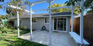 Welcome to a Private Backyard-2 Bedroom 1 Bath Duplex Gallery 1