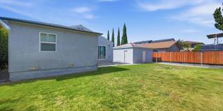 Spacious private backyard! Gallery 1