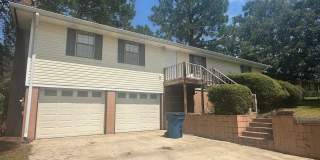 3 Bed 1.5 Bath House with Garage & Fenced in backyard Gallery 1