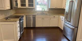 Spacious 4 Bedroom near Guilford College Gallery 9