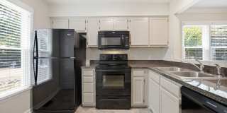 Fantastic End-Unit Townhome Available Now! Gallery 9