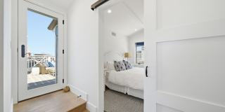 Modern Furnished Balboa Peninsula Beach House with Rooftop Deck Gallery 24