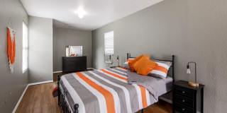 West Campus Cottage! Gallery 23