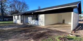 Move‑In Ready 3BR Home with Fenced Backyard & Carport Gallery 1